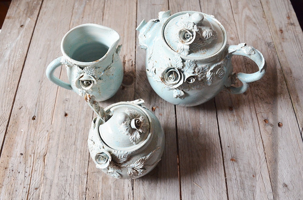 Set "Alice nel paese delle meraviglie" - SU ORDINAZIONE -Teiera, lattiera. zuccheriera, cucchiaino in gres azzurro granito con rose e foglie