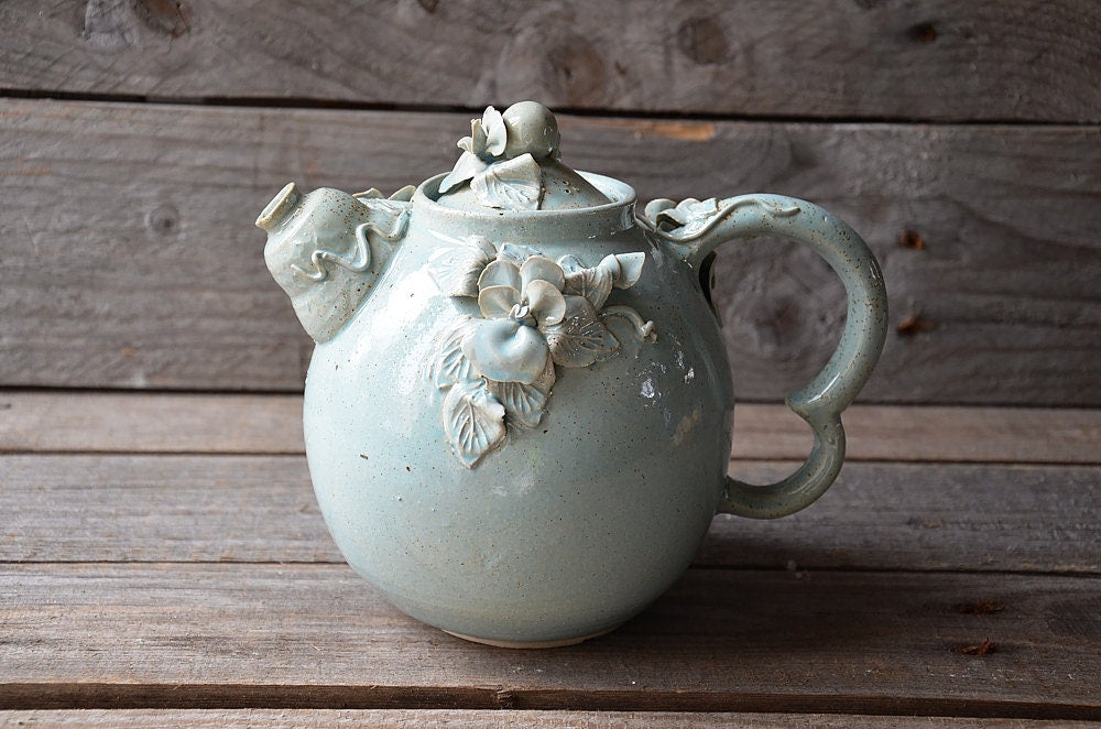 Teiera "Viola del pensiero" - SU ORDINAZIONE - in gres smaltato di azzurro granito con fiori e foglie