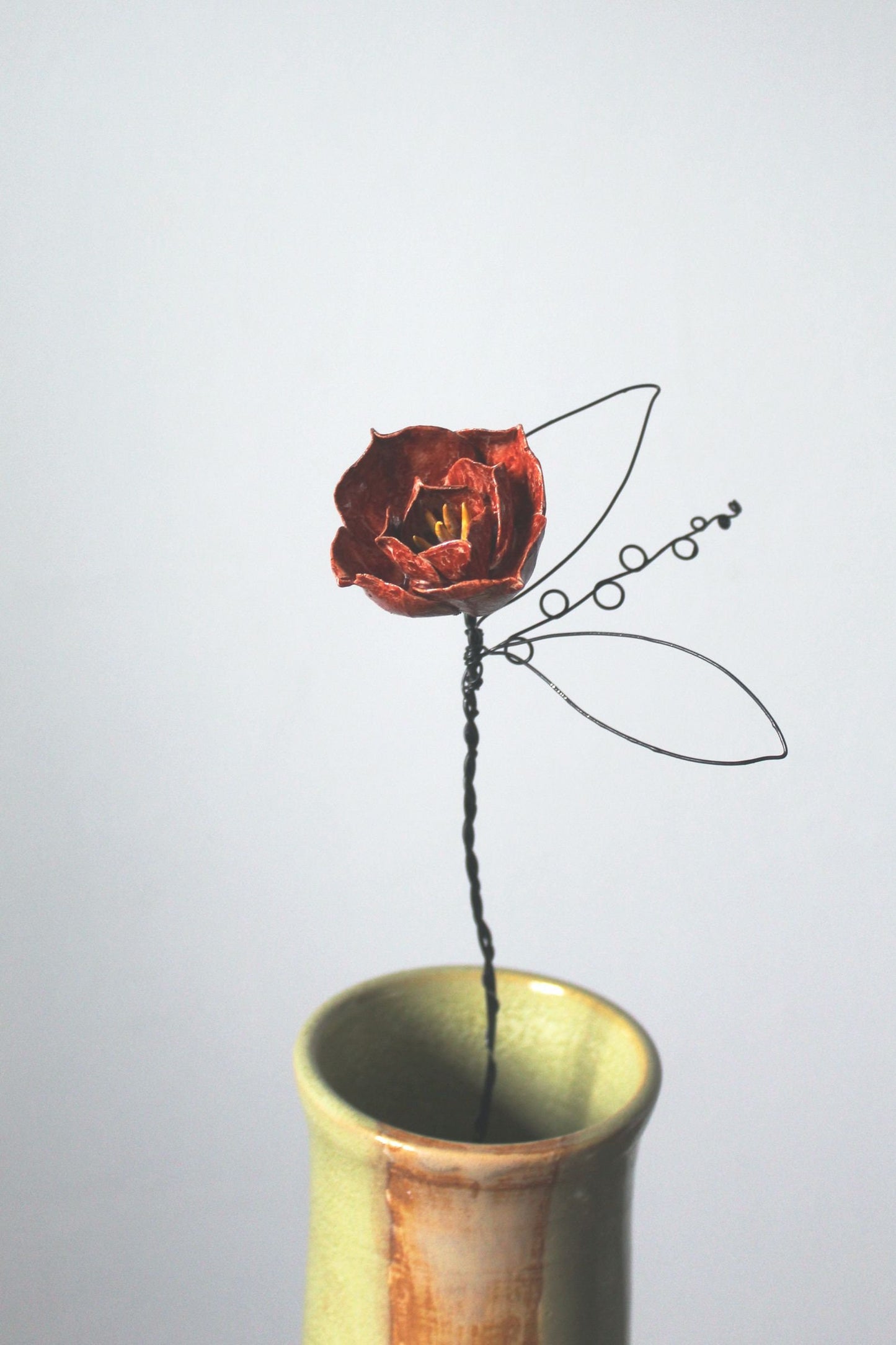 Fiore rosso in ceramica con stelo e foglia in fil di ferro