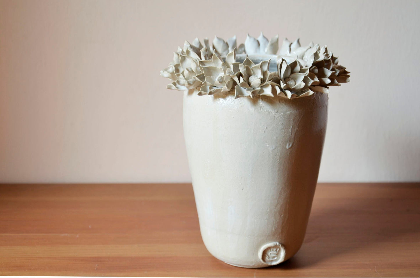 Romantico vaso in gres con fiori bianchi di dalia - gres -