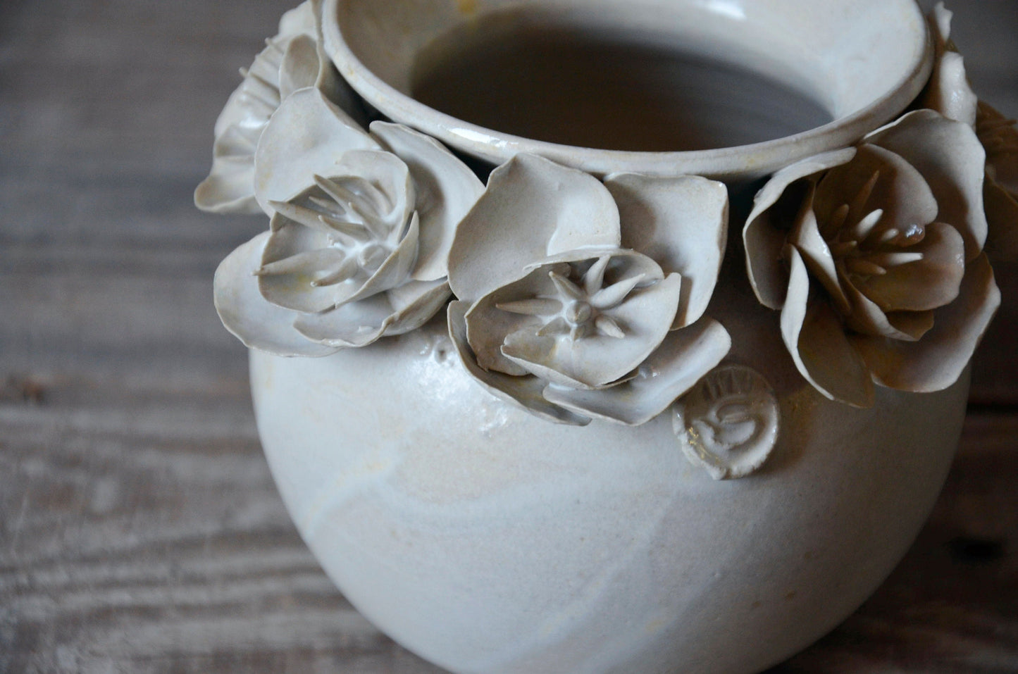 Vaso sferico bianco con fiore doppio