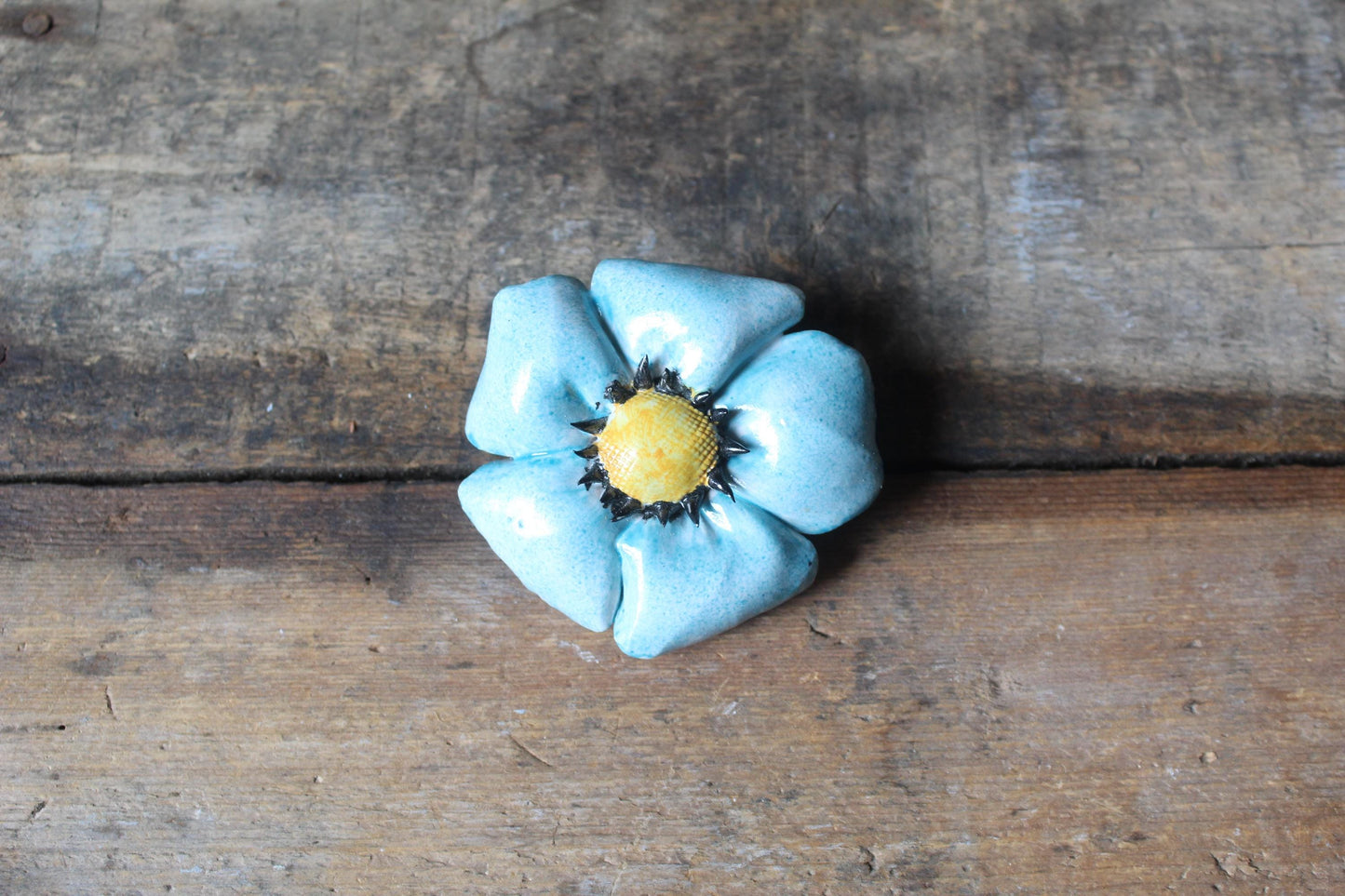 Spilla con fiore azzurra in gres