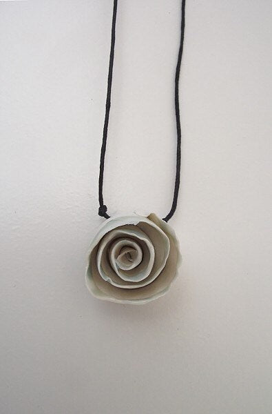 Collana con rosa in porcellana bianca di Limoges
