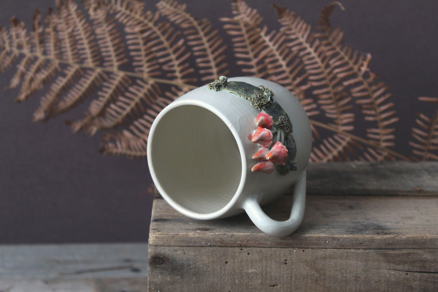 Tazza in gres con 4 funghetti rossi - smalto chiaro - gres