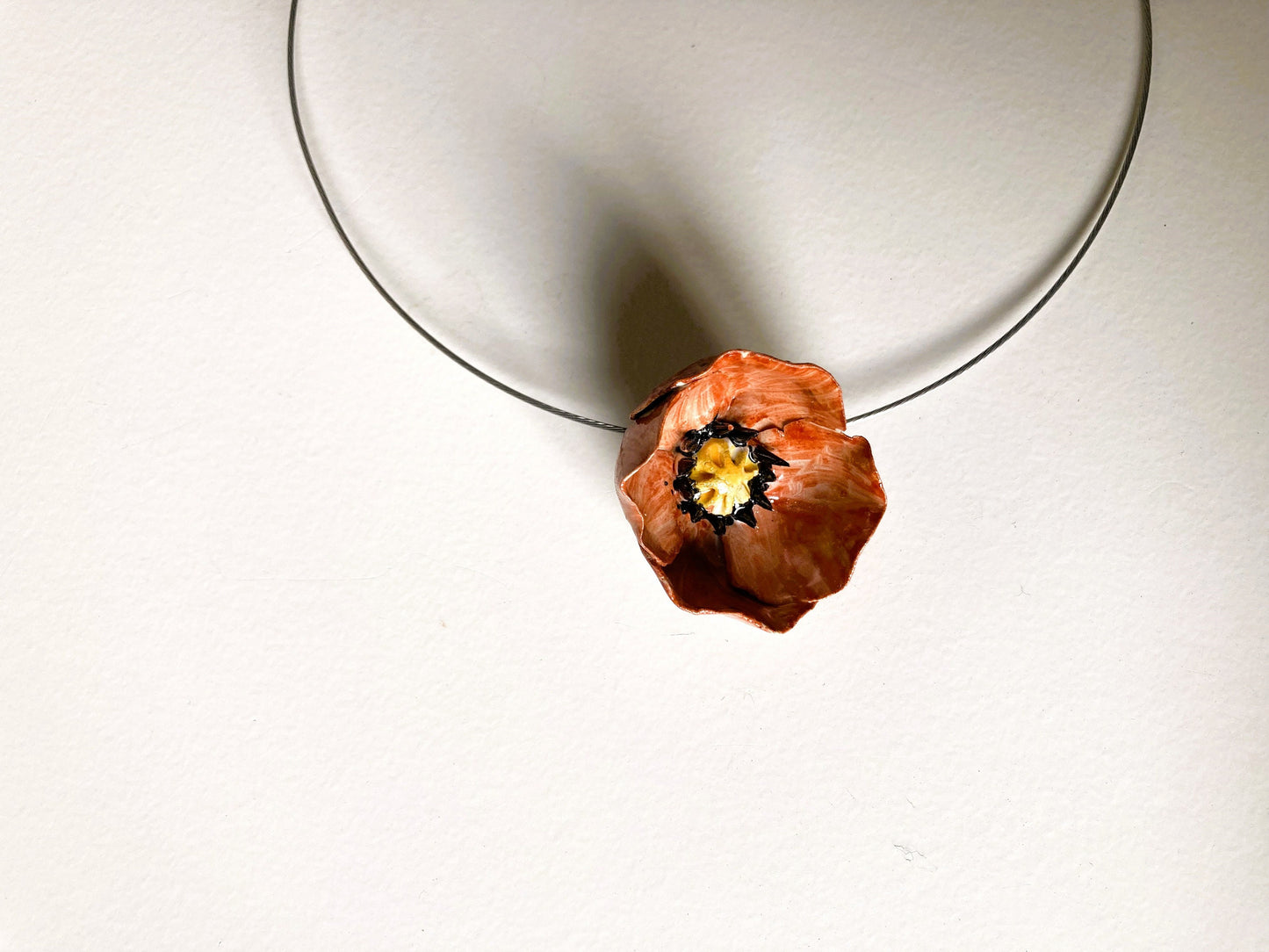 Collana con un papavero rosso in gres