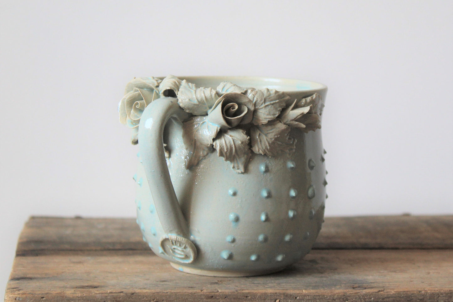 Alice - Tazza bassa in gres azzurra con rose e dot azzurri