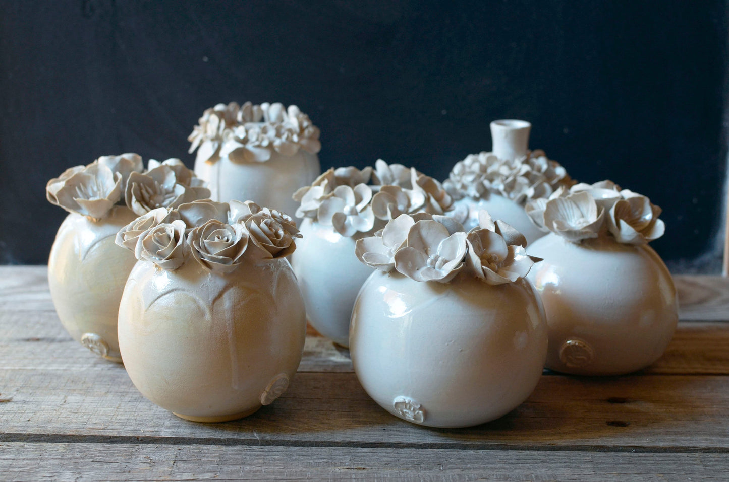 Romantico vaso sferico bianco con base gialla in gres con fiori a 5 petali - gres