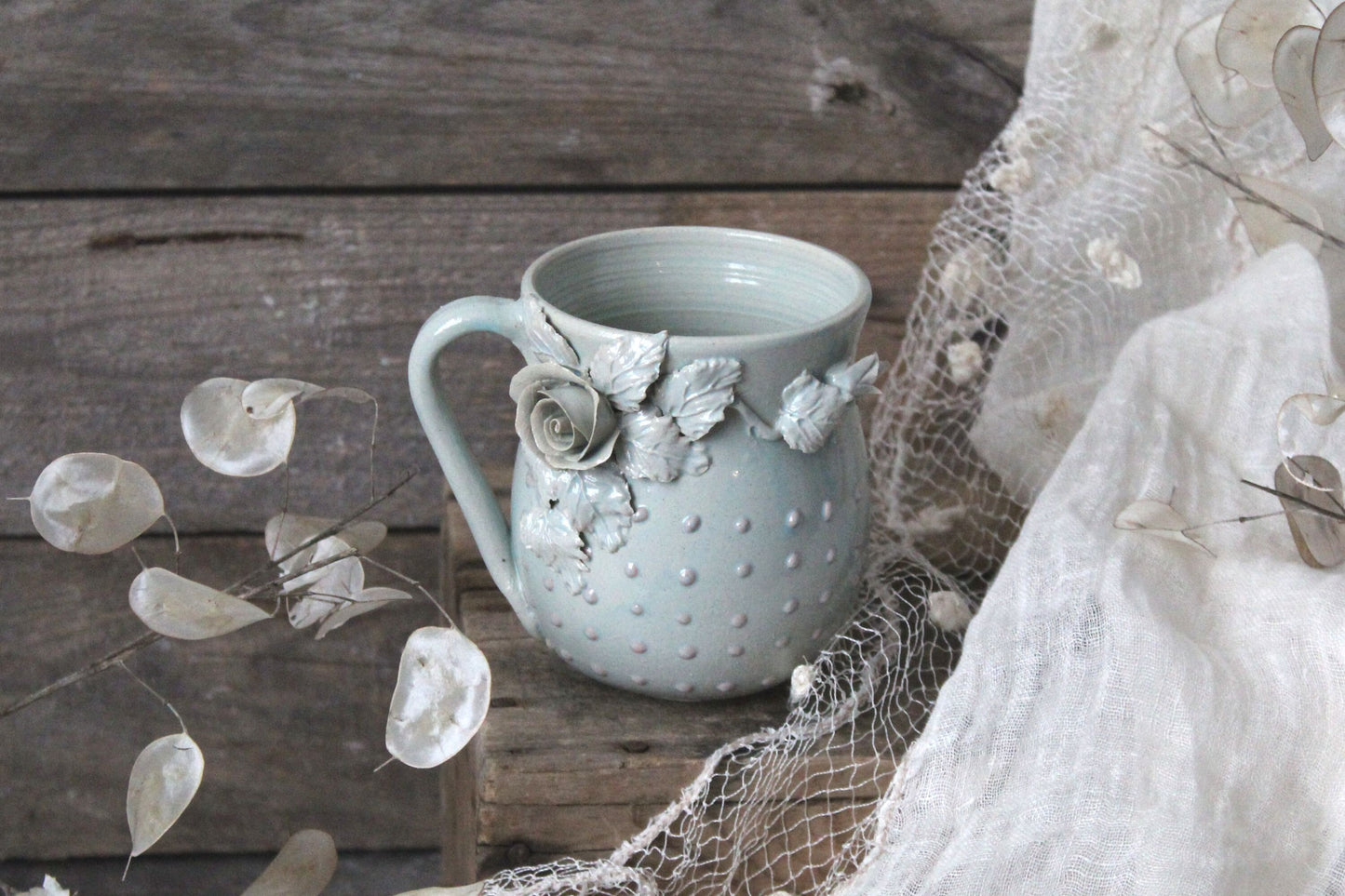 Tazza Alice in gres azzurra con rose e puntini rosa a rilievo - design 2