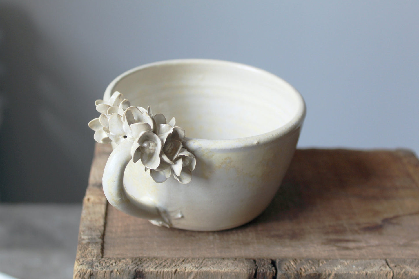 Tazza "Ortensia" in gres color avorio granito.
