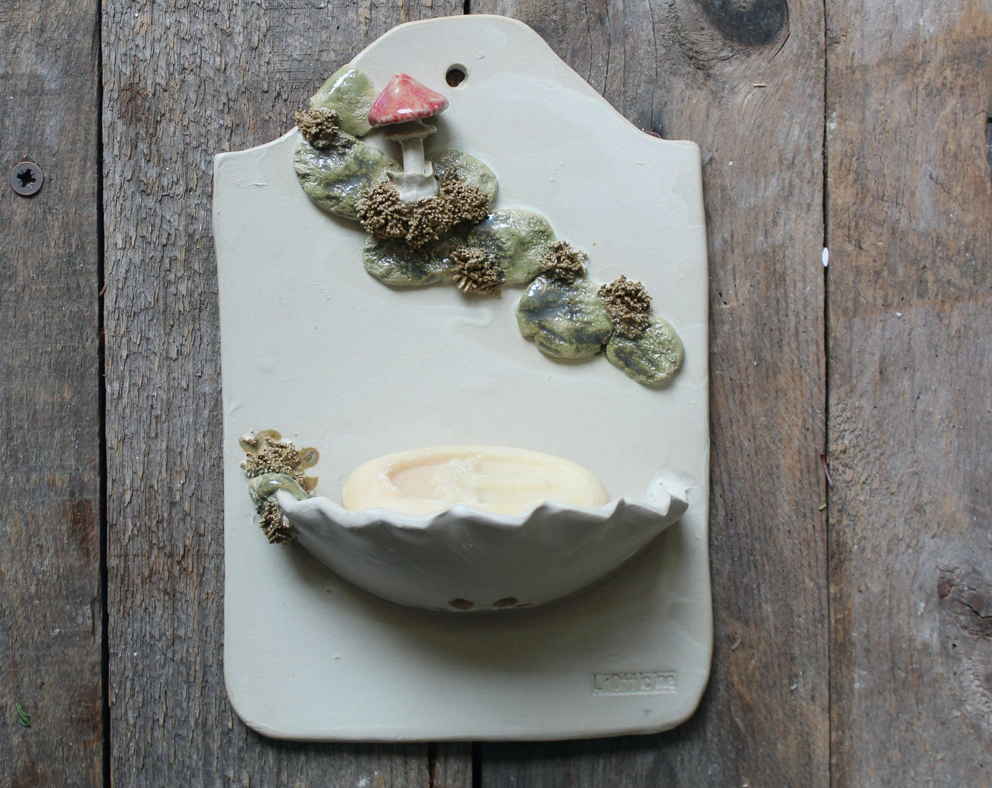 Porta sapone da appendere in gres crema con Amanite Muscaria e muschio - gres