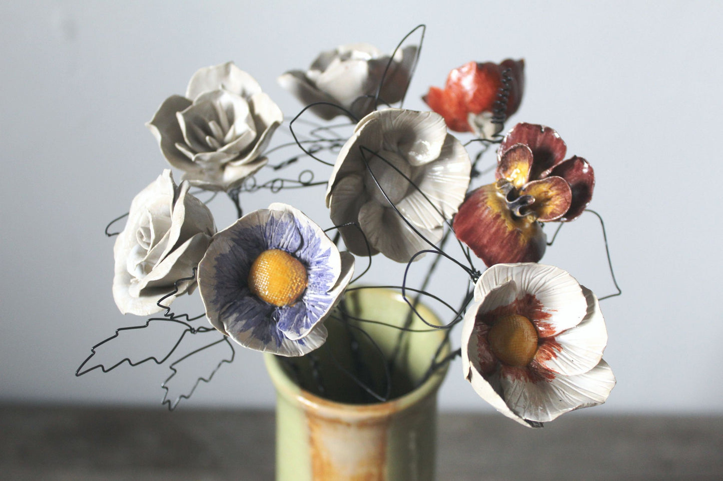 Fiore rosso in ceramica con stelo e foglia in fil di ferro