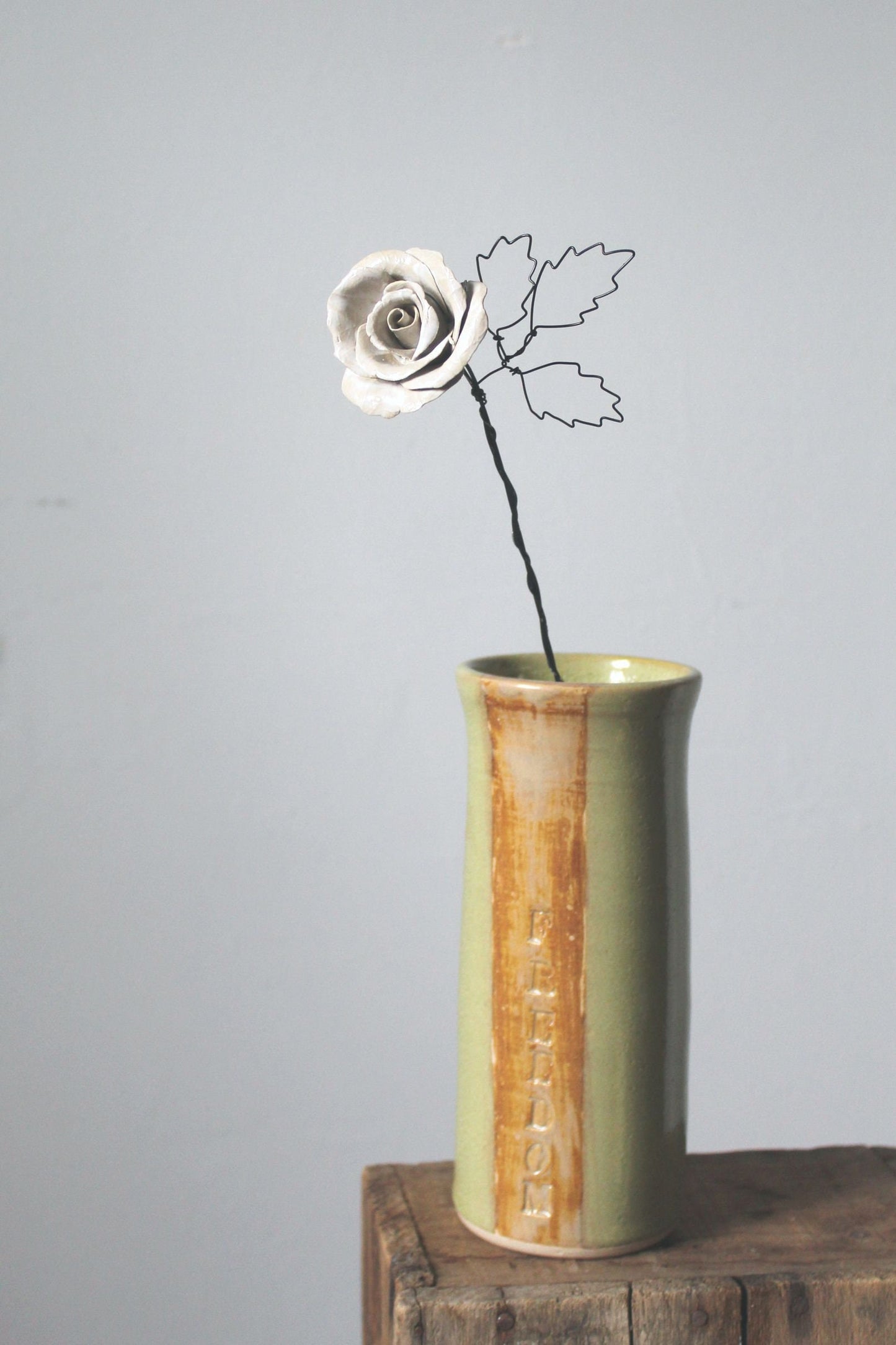 Rosa bianca in ceramica con stelo e foglia in fil di ferro