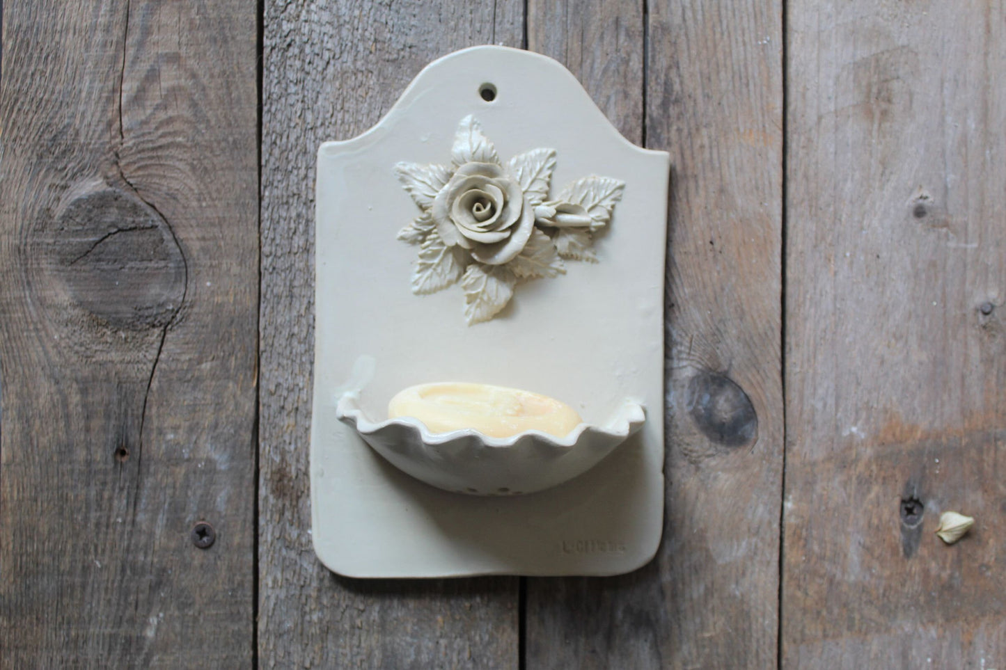 Porta sapone verticale in gres con rosa - SU ORDINAZIONE - color sabbia