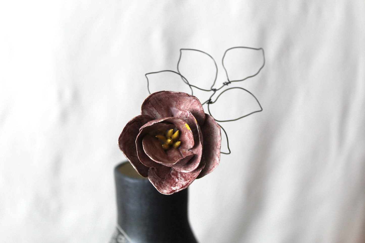Fiore in gres di colore violetto