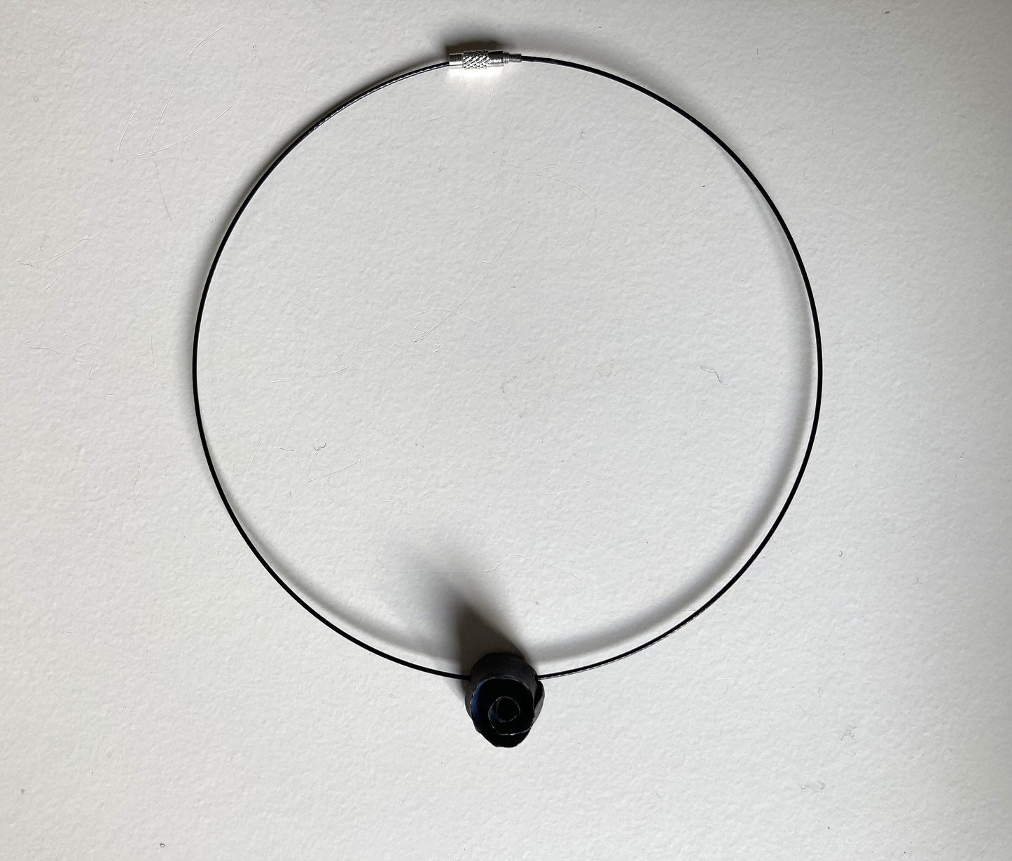 Collana con una semplice rosa nera in gres