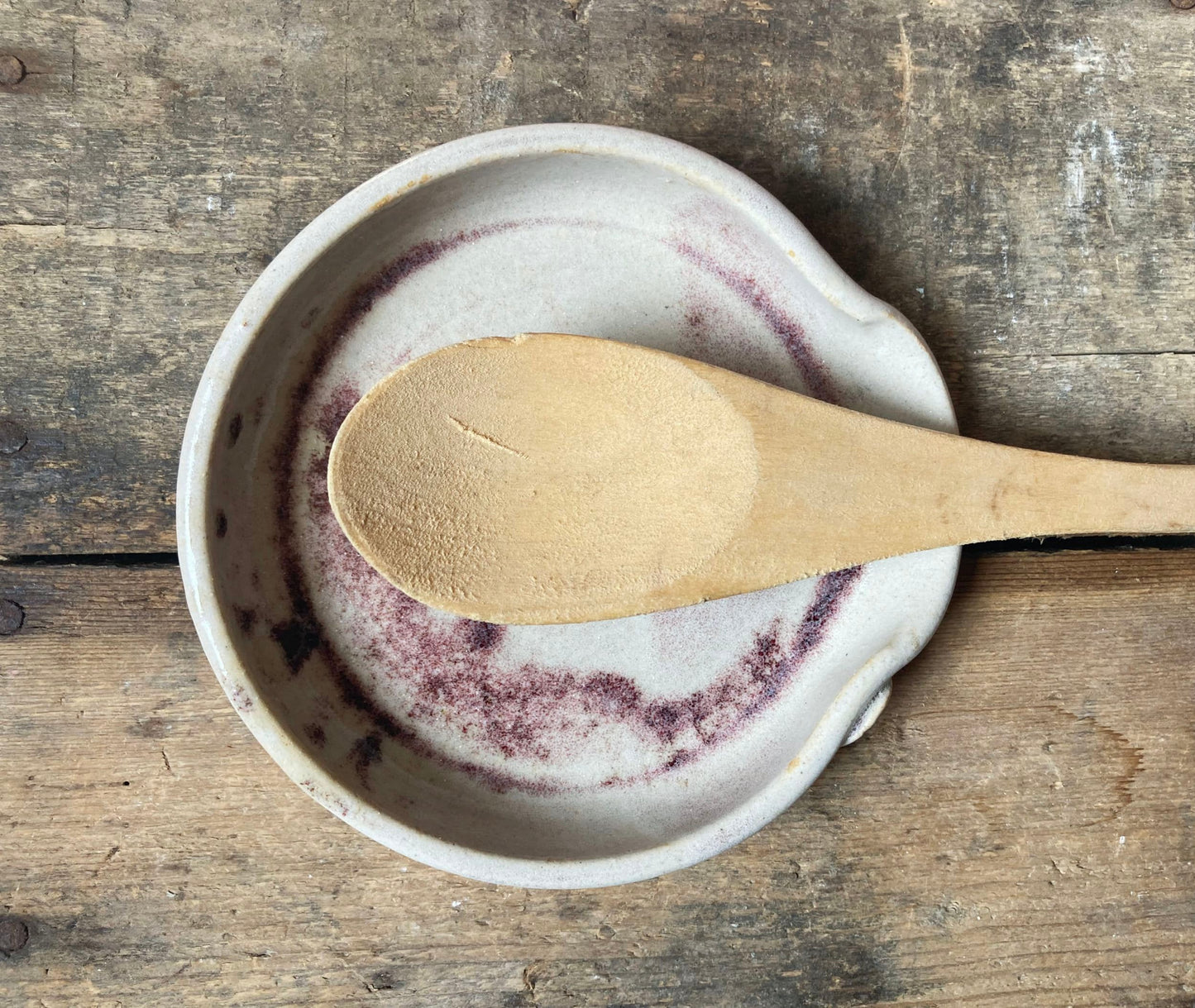 Appoggia cucchiaio bianco con cristalli rossi in gres