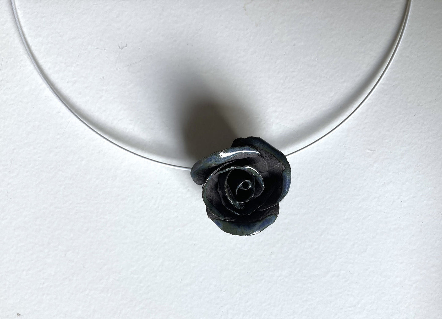 Collana con una rosa nera in gres