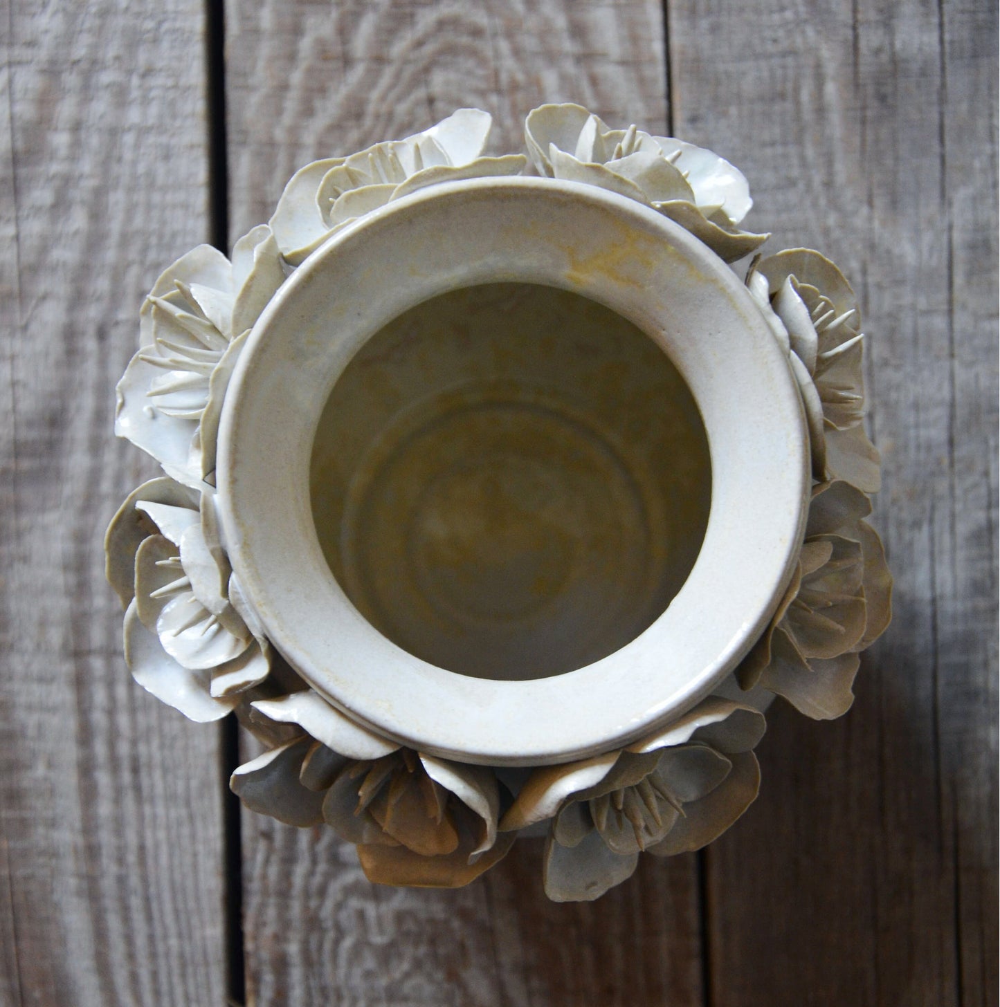 Vaso sferico bianco con fiore doppio