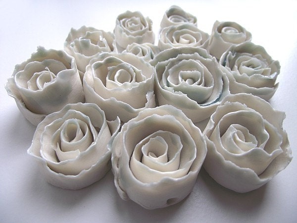 Collana con rosa in porcellana bianca di Limoges