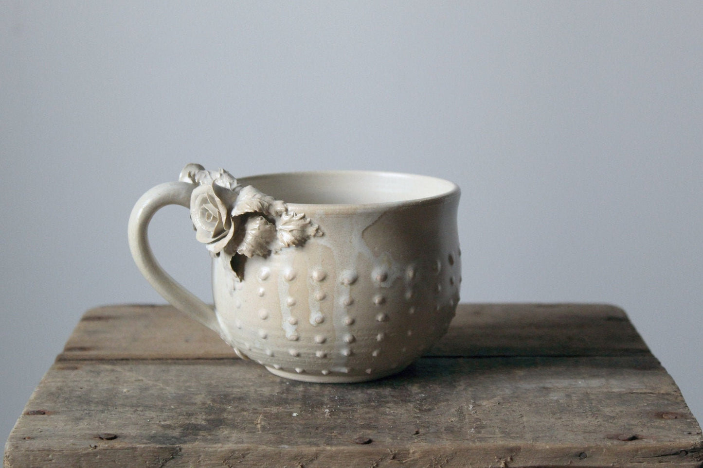 Tazza in gres avorio con rose e puntini rosa a rilievo - gres