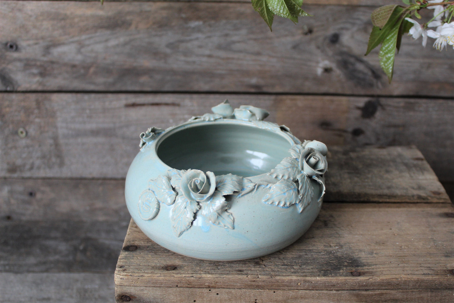 Romantica piccola ciotola/vaso azzurra in gres con fiori di rosa - gres -