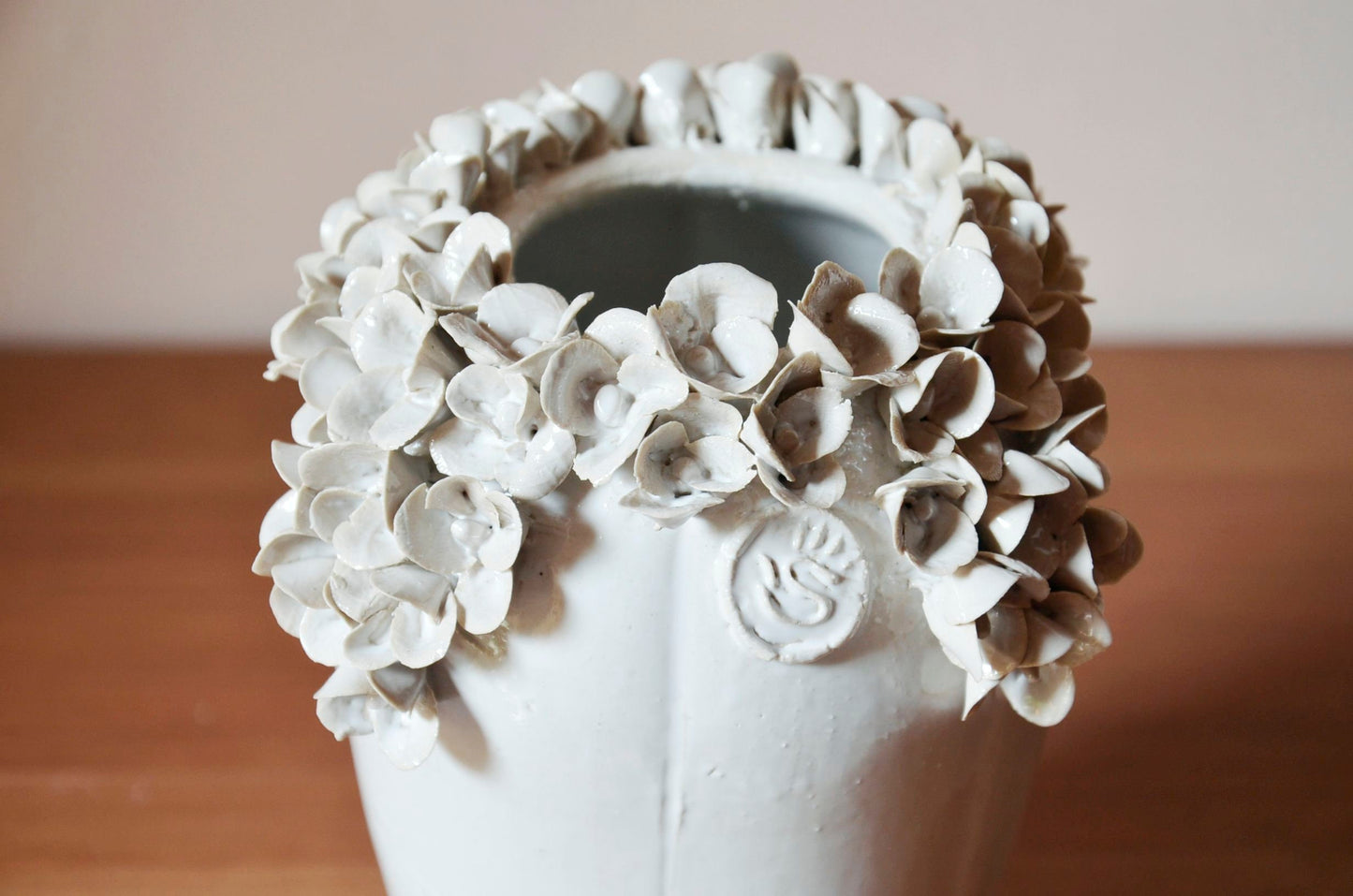 Romantico vaso in gres con fiori bianchi di ortensia - gres -