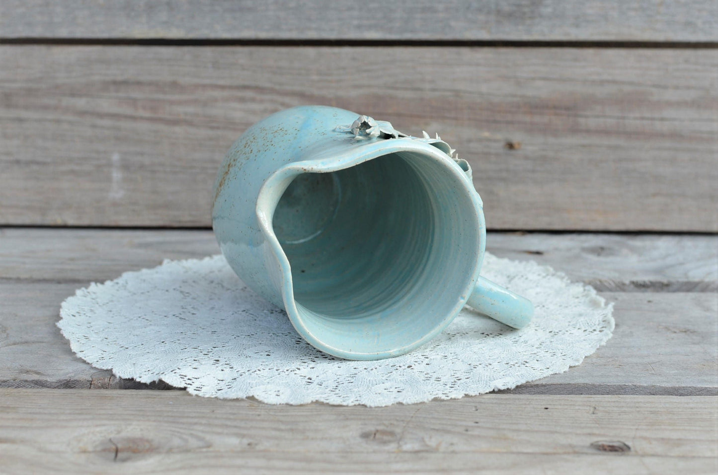Brocca per il latte / lattiera "Daisy" color azzurro con margherite - IN PRODUZIONE - gres