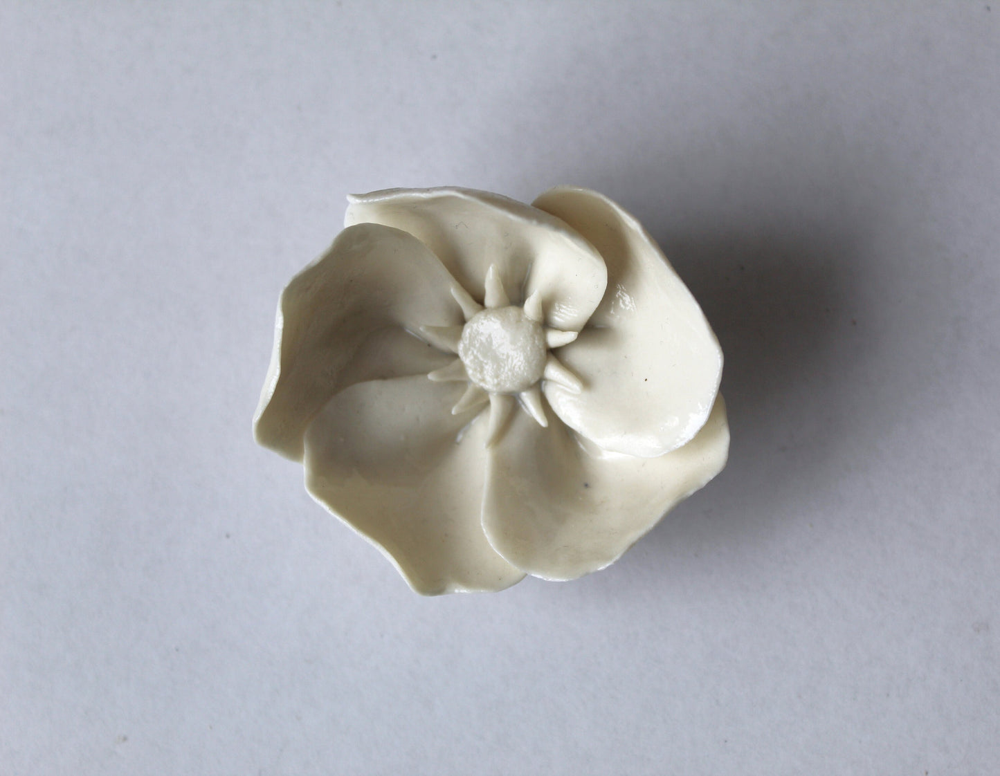 Anemone - Spilla con anemone in porcellana bianca di Limoges
