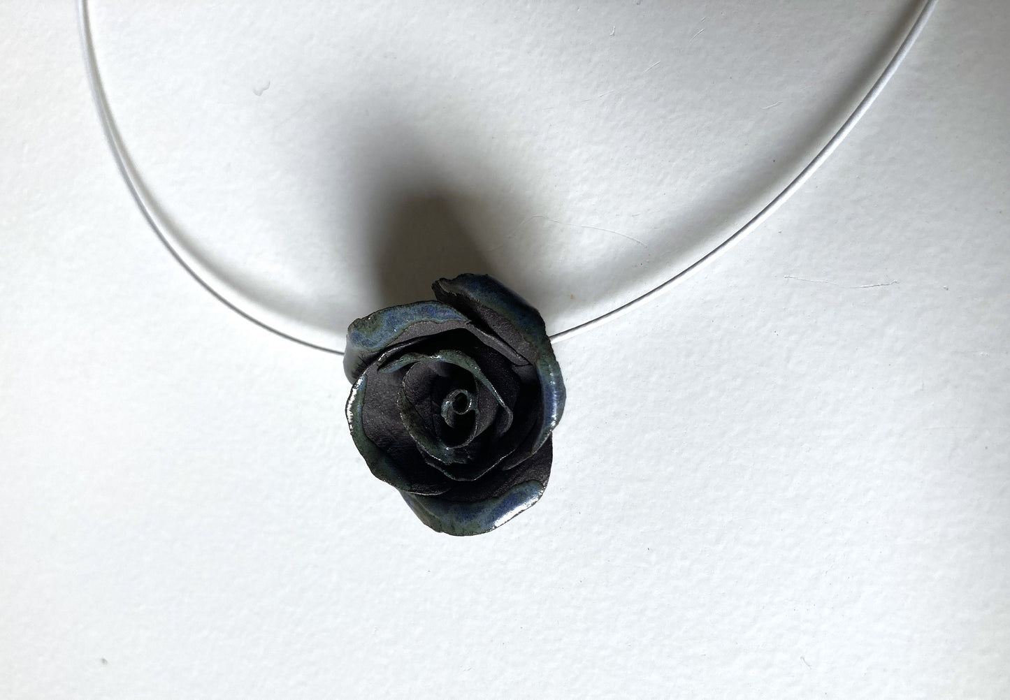 Collana con una rosa nera in gres
