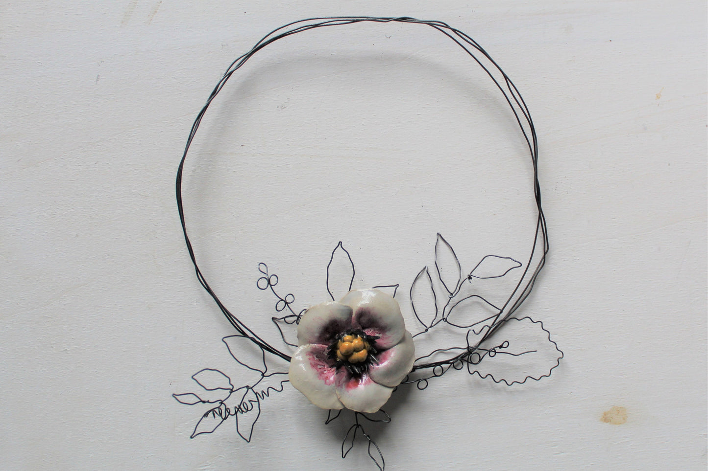 Ghirlanda in filo di ferro con fiore rosa e bianco di ceramica - gres