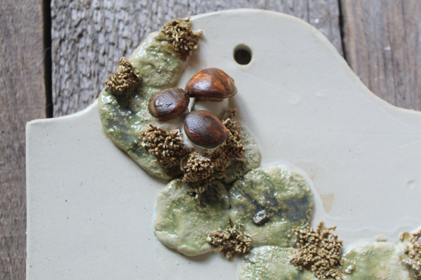 Porta sapone da appendere in gres crema con porcini e muschio - gres
