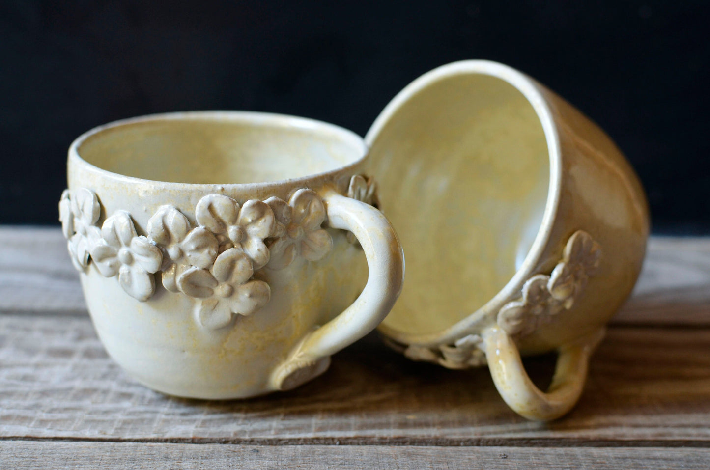 Set di una teiera e due tazze in gres con fiorellini e smalto avorio granito. - SU ORDINAZIONE