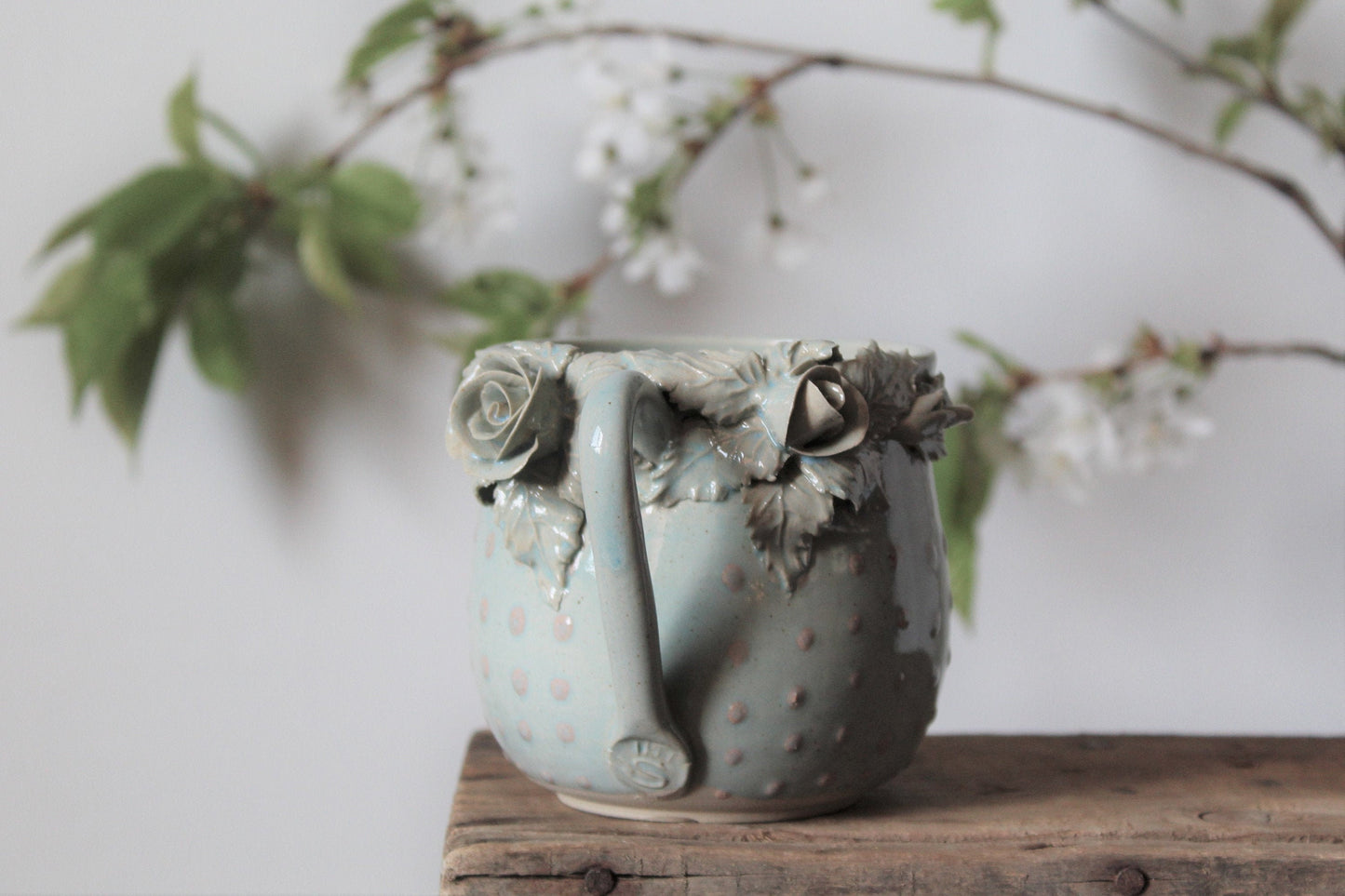 Alice Tazza in gres azzurra con rose - IN PRODUZIONE - e puntini rosa a rilievo - gres - design 1