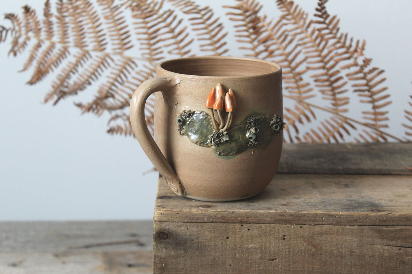 Tazza in gres con funghetti arancioni - smalto verde/marrone - gres