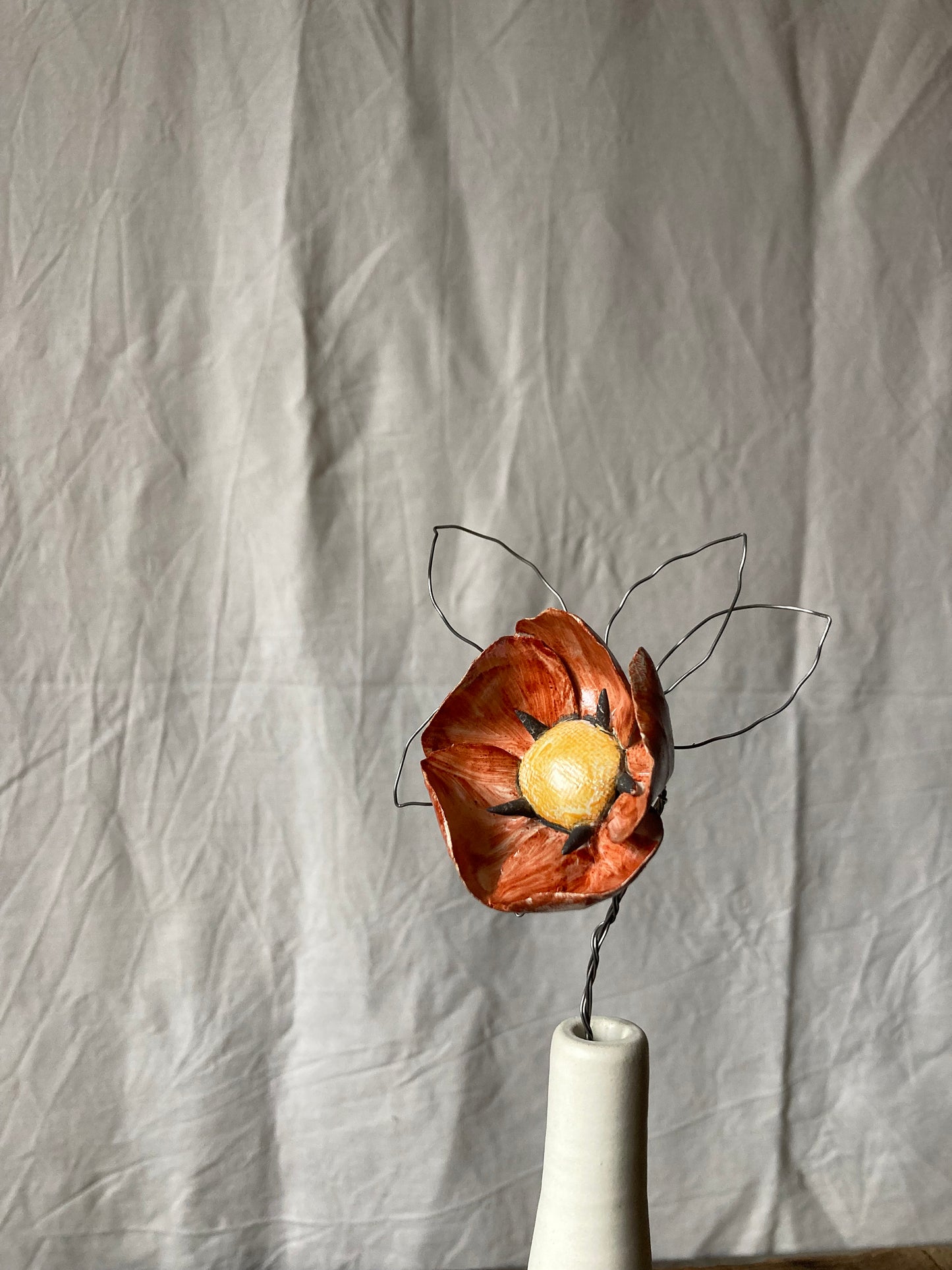 Fiore di anemone rosso per un bouquet sorprendente