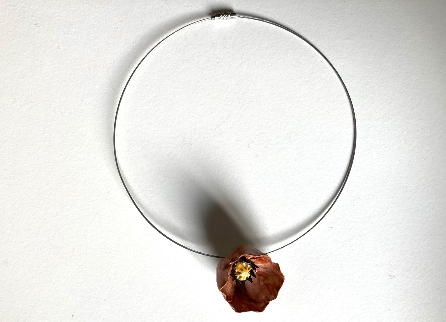 Collana con un papavero rosso in gres
