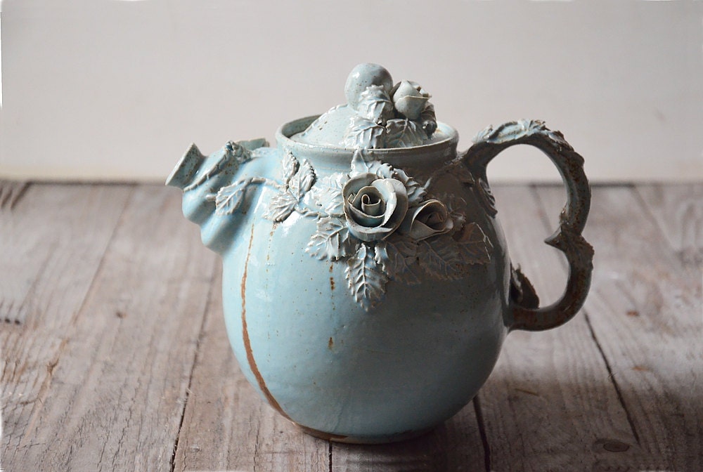 Teiera "Alice nel Paese delle Meraviglie" - IN PRODUZIONE - in gres smaltato di azzurro granito con tralci di rose