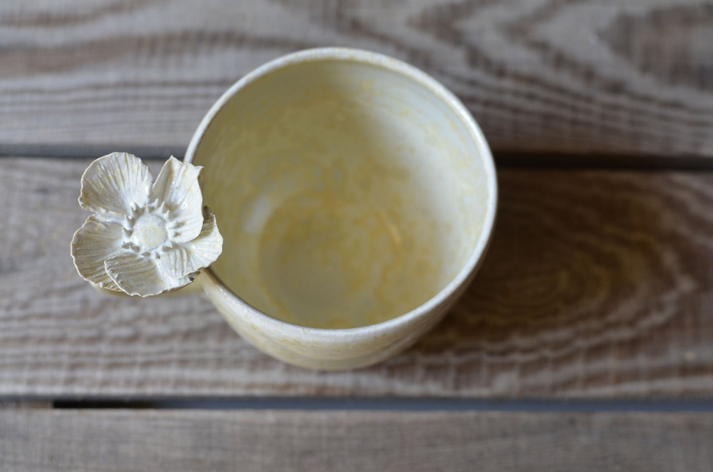 Tazza in gres color avorio granito con fiore di anemone - SU ORDINAZIONE