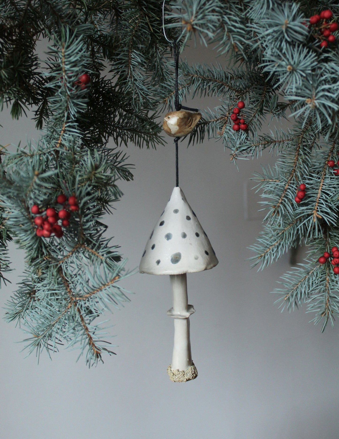campanellina a forma di fungo con uccellino. Decorazione natalizia