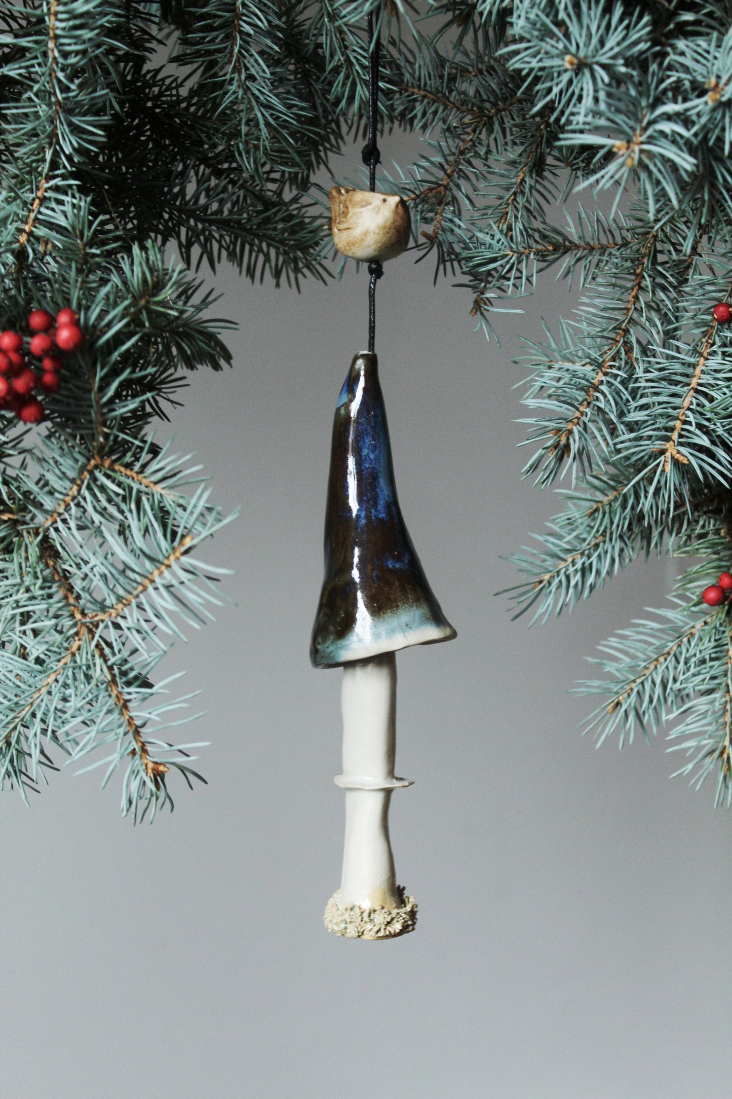 Fungo blu con uccellino - decorazione da appendere - campanella