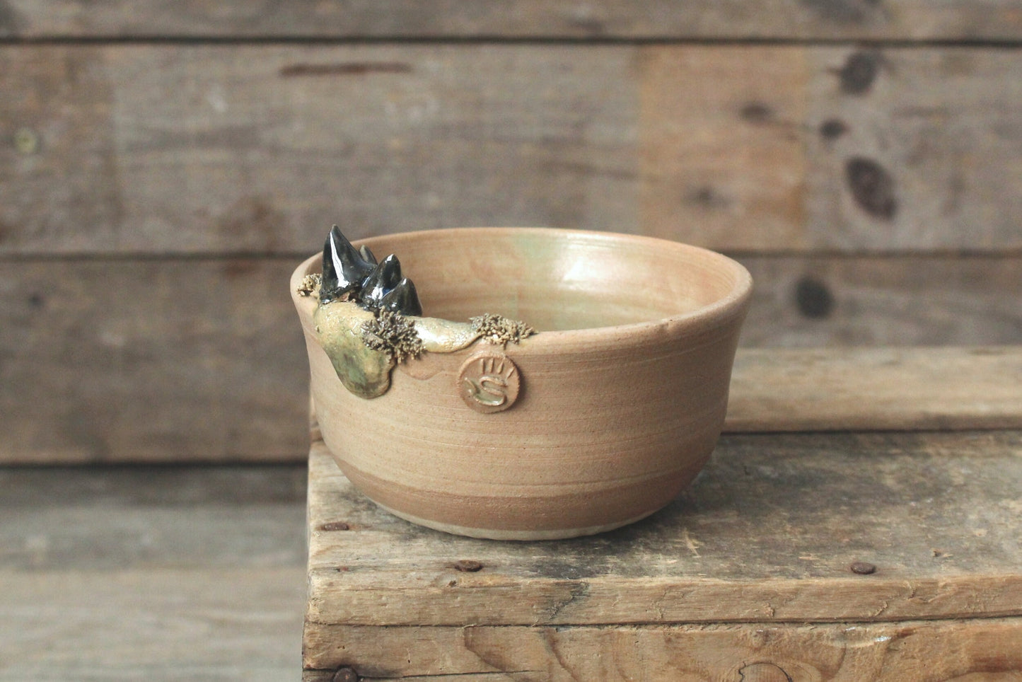 Ciotola in gres decorata con funghetti blu e muschio