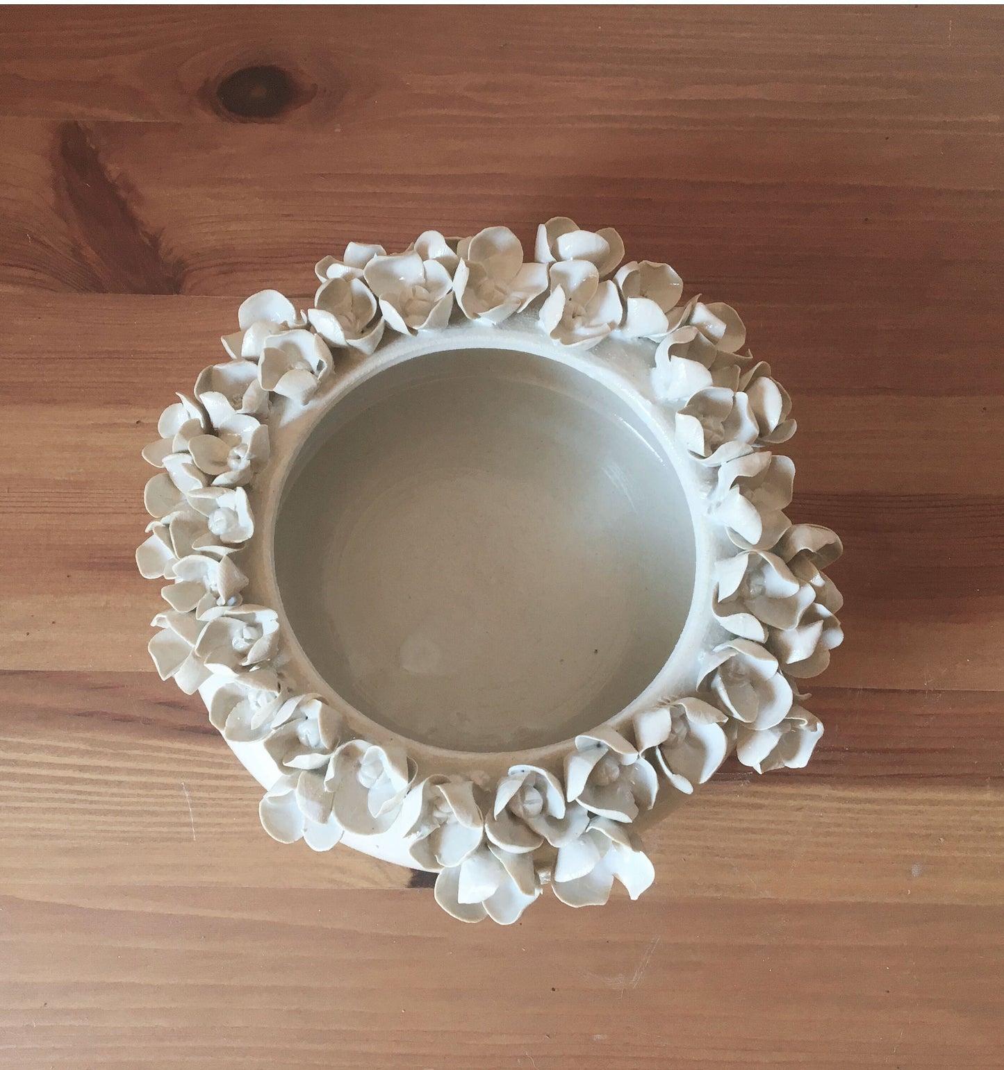 Ciotola vaso in gres bianco con fiori di ortensia applicati, fatta a mano al tornio