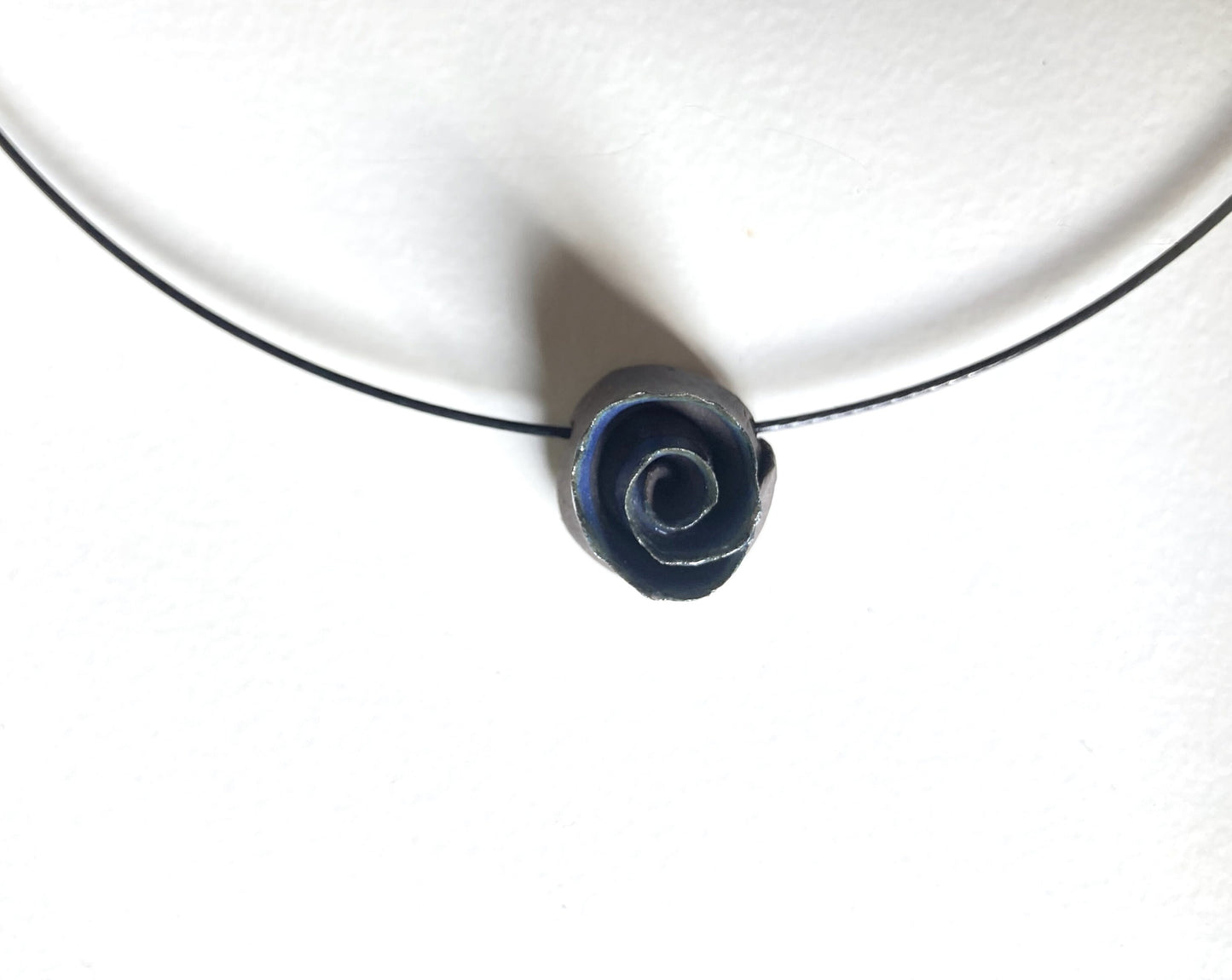 Collana con una semplice rosa nera in gres