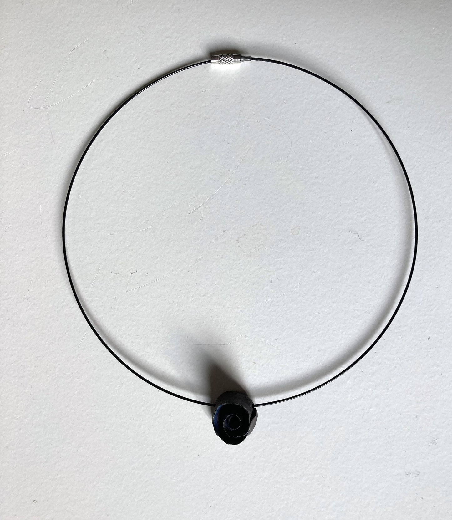 Collana con una semplice rosa nera in gres