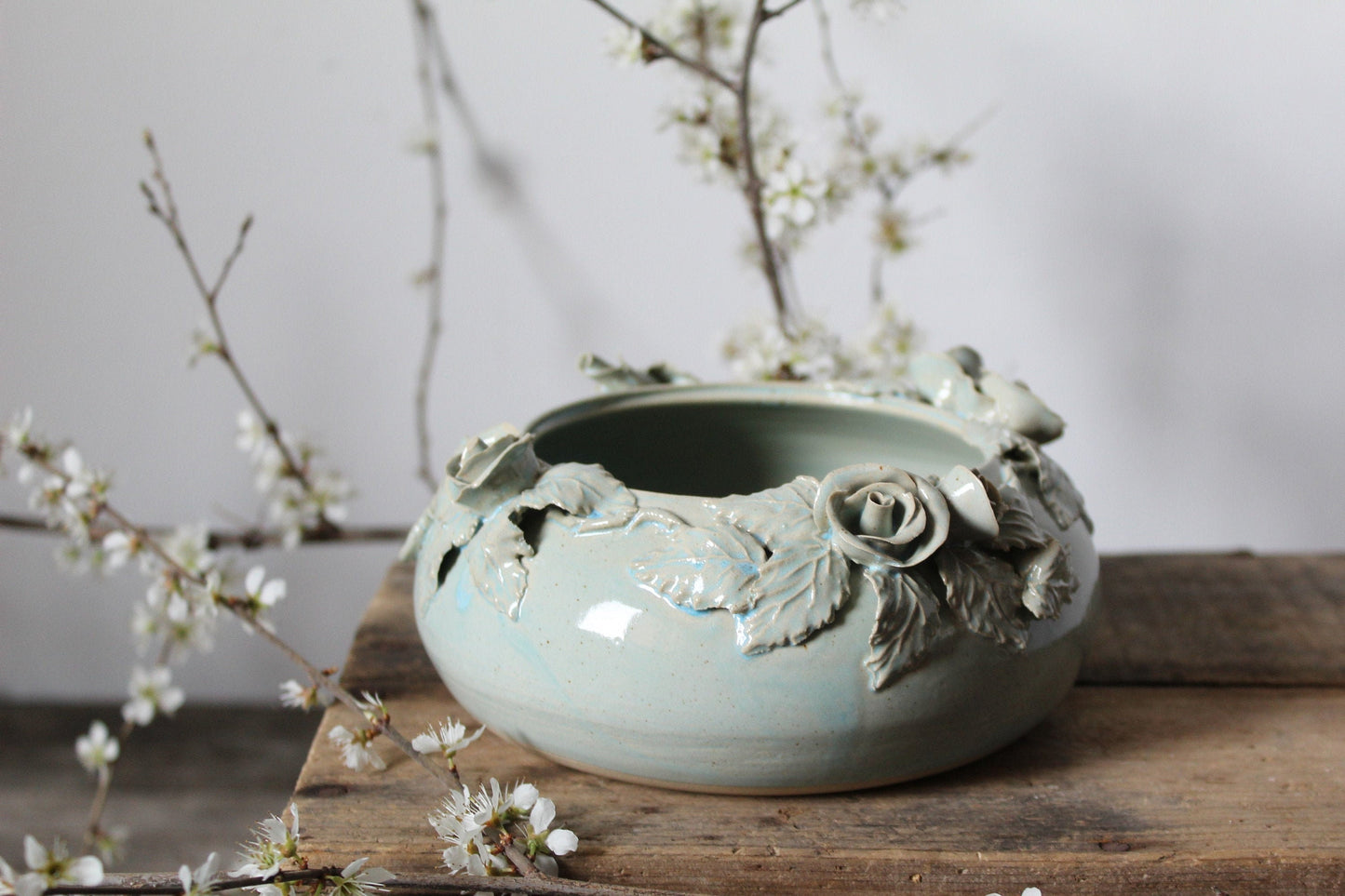 Romantica piccola ciotola/vaso azzurra in gres con fiori di rosa - gres -