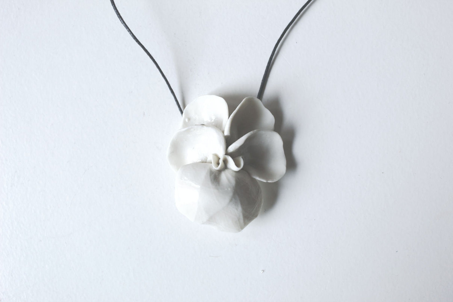 Collana "Viola del pensiero" in porcellana di Limoges