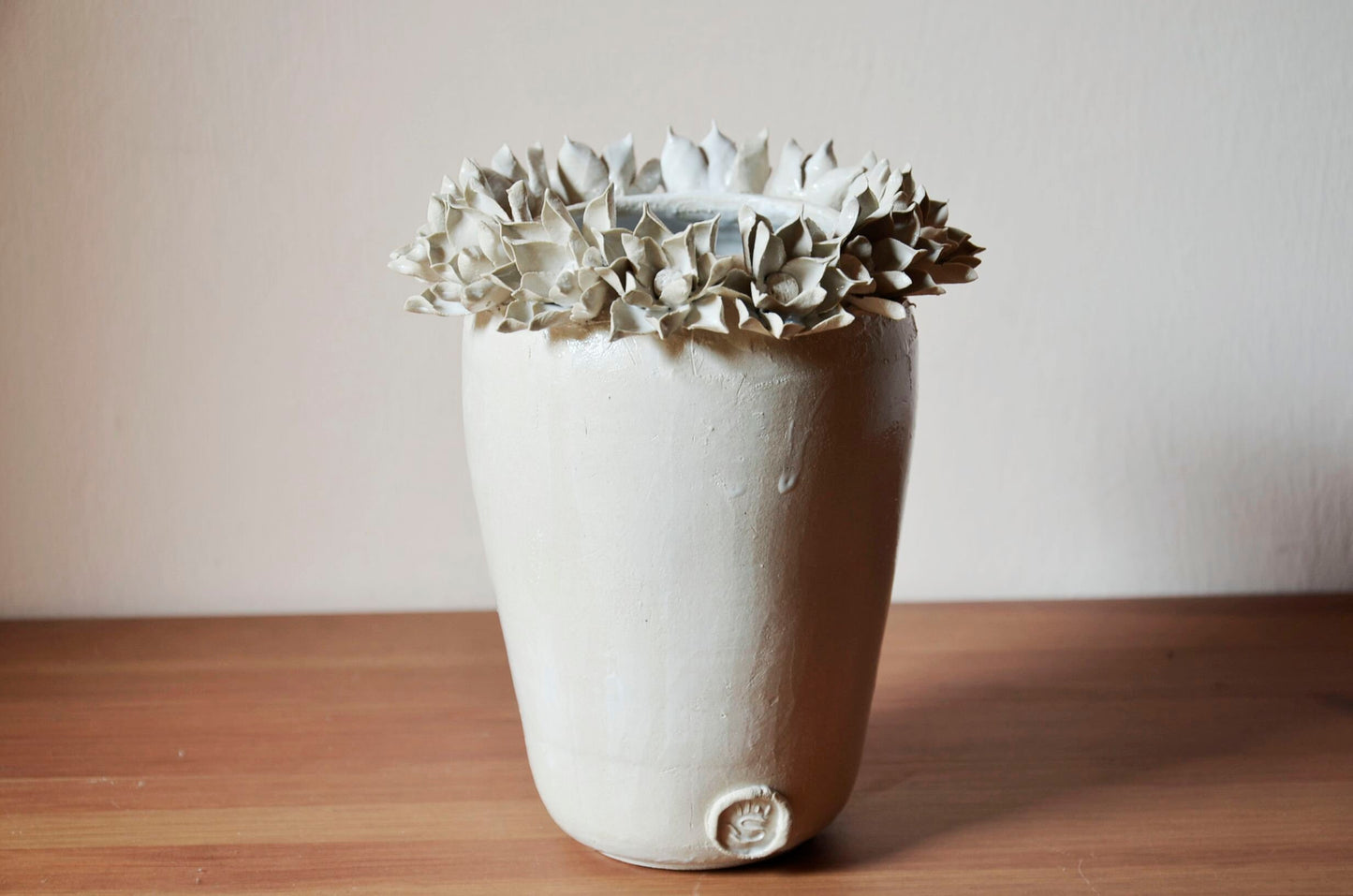 Romantico vaso in gres con fiori bianchi di dalia - gres -