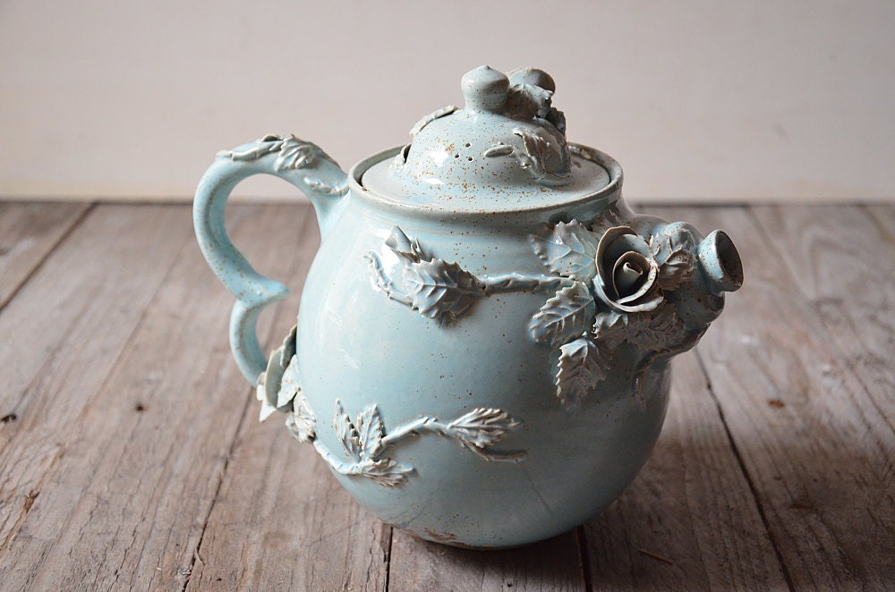 Set "Alice nel paese delle meraviglie" - SU ORDINAZIONE -Teiera, lattiera. zuccheriera, cucchiaino in gres azzurro granito con rose e foglie