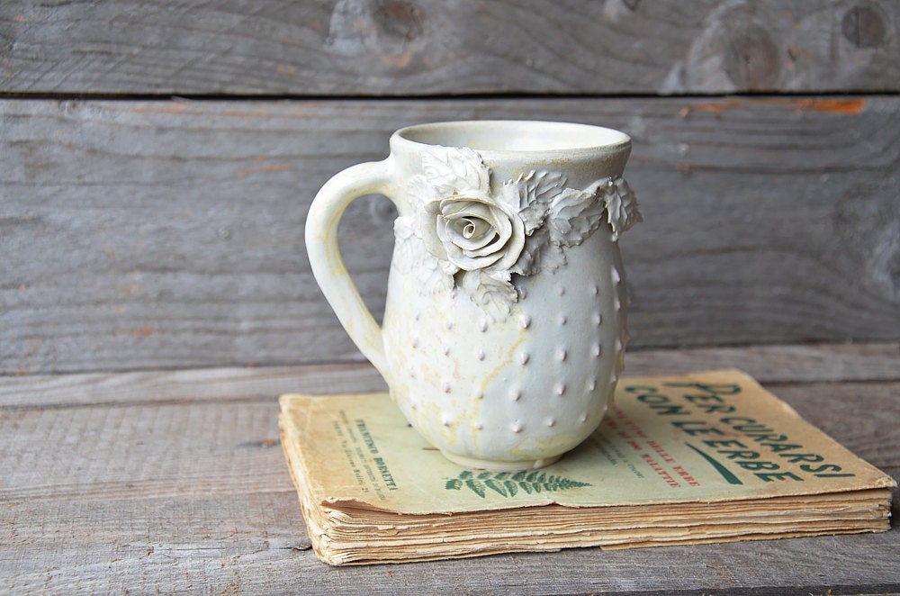Alice Tazza avorio con rose e puntini in rilievo rosa - design 2