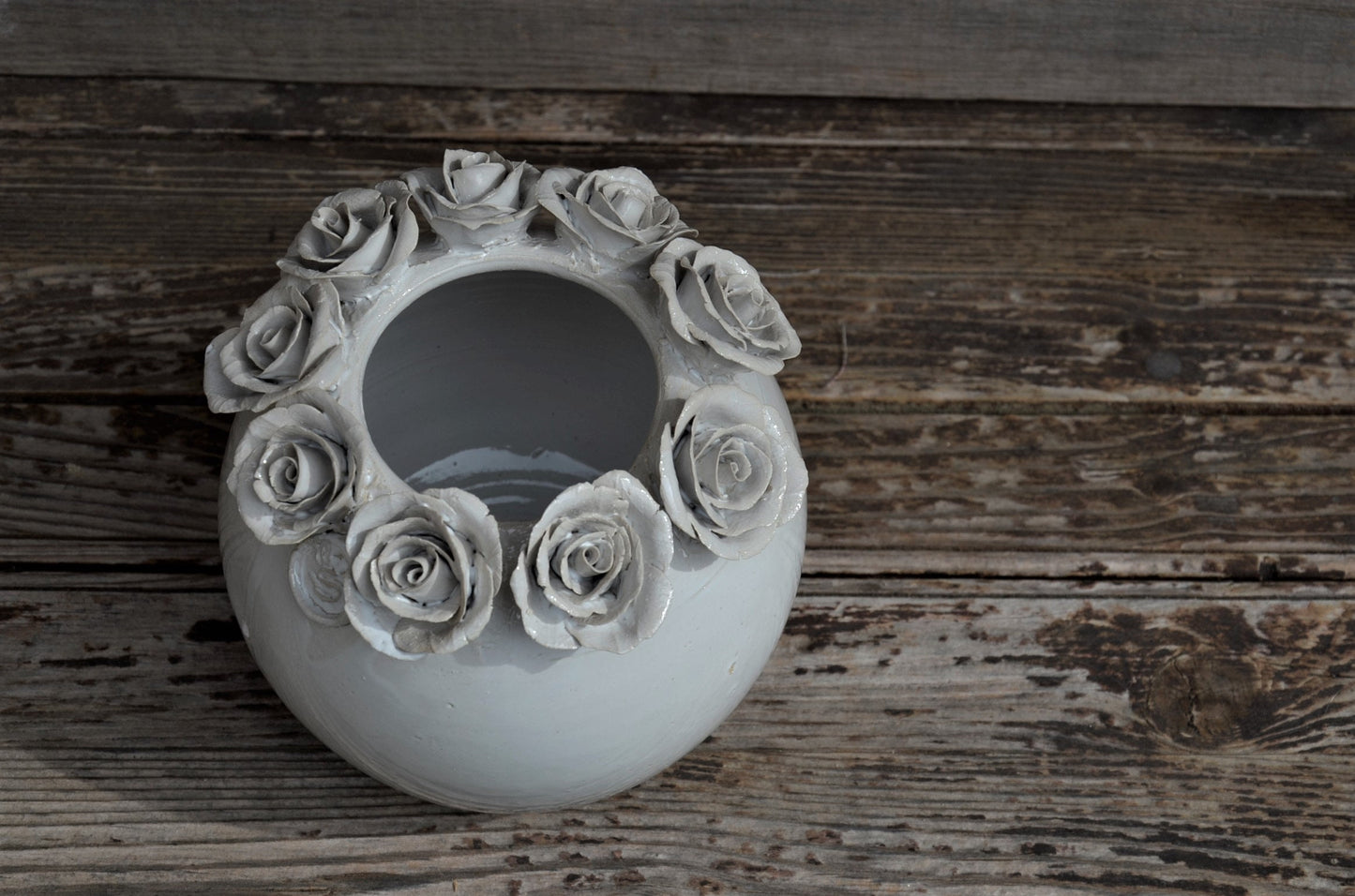 Romantico vaso bianco in gres con corona di rose - SU ORDINAZIONE